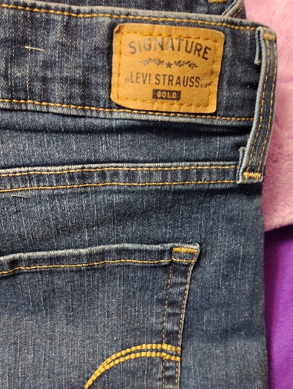 Levi's Signature Studio Dark Blue Cropped Cuffed Jeans These Are Capris - Picture 2 of 4